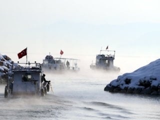 Balıkçılar, Van Gölü’ne buzları kırıp açılıyor