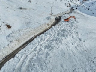 Çığ sonrası Van-Çatak yolunda ulaşım tek şeritten veriliyor
