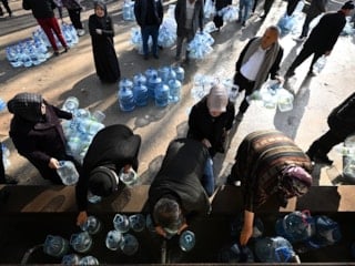 Ankara'da kesintiler nedeniyle vatandaşlar çeşmelerden su dolduruyor