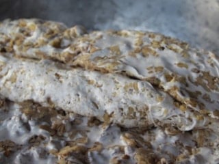 3 günde yapılıyor, kış boyu ısıtıyor: Bu helvayı yiyen üşümüyor...