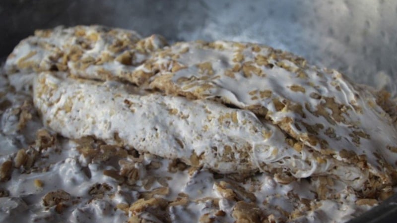 3 günde yapılıyor, kış boyu ısıtıyor: Bu helvayı yiyen üşümüyor...