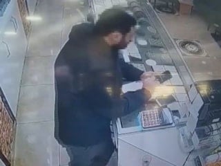 İstanbul'da oyuncak silahla kuyumcu soymaya çalışan şahıs darbedildi