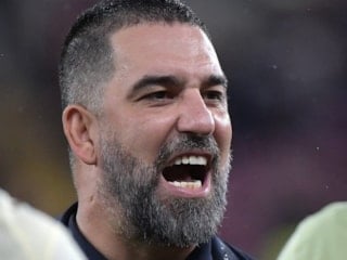 Arda Turan'dan yeni doğan yeğenine büyük jest! Yarım kilo altın taktı