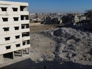 Şam'ın yıkıntıları içinde futbol oynayan Suriyeli çocuklar viral oldu