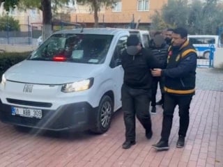 Adana'da düğün organizatörü kız kardeşlerin iş yerine taşlı saldırı: 3 kişi yakalandı