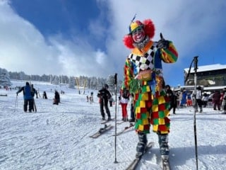 Uludağ'da palyaço hem kaydı hem eğlendirdi