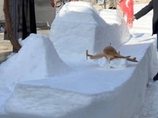 Sivas'ta bir vatandaş evinin önüne kardan araba ve gemi yaptı