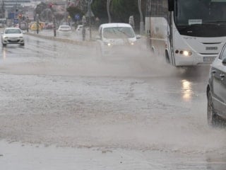 Edirne'de sağanak yağış hayatı olumsuz etkiledi
