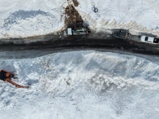 Çığın düştüğü Van-Çatak kara yolunda genişletme çalışması yapıldı