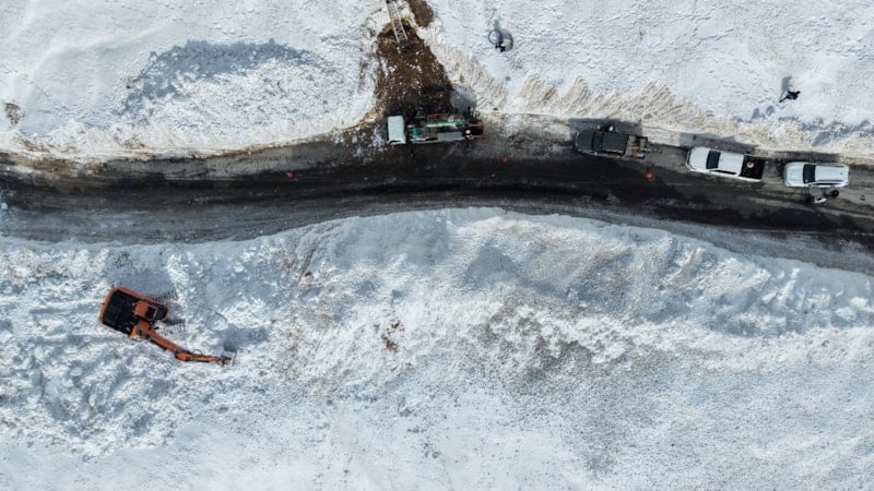 Çığın düştüğü Van-Çatak kara yolunda genişletme çalışması yapıldı