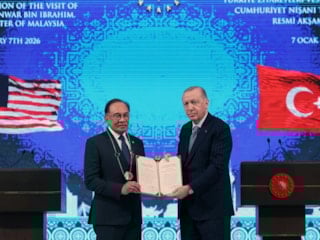 Cumhurbaşkanı Erdoğan, Malezya Başbakanı Enver İbrahim'e Cumhuriyet nişanı taktı