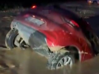 Bursa'da otomobil bataklığa saplandı: Sürücü son anda kurtuldu