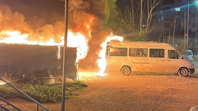 Bursa baraka ve minibüs alev topuna döndü