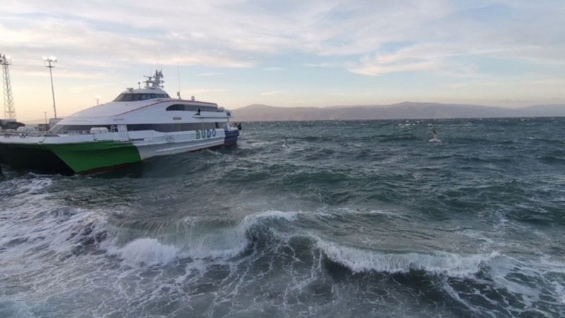 Kuvvetli fırtına deniz ulaşımını vurdu: 8 sefer iptal edildi