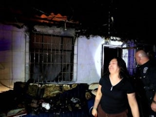 Antalya'da küle dönen evini görünce gözyaşlarına boğuldu