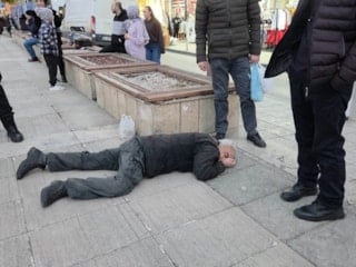 Samsun'da alkol komasına giren adam yere yığıldı