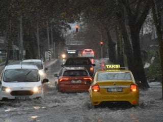 İzmir'de sağanak etkili oldu: Tarihi Kemeraltı Çarşısı'nı su bastı