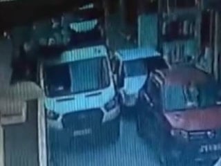 İstanbul'da kamyonetten düşen malzeme işçinin üzerine düştü