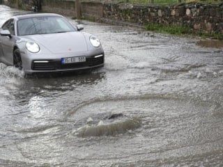İzmir'de yağmur ve fırtına: Yollar göle döndü