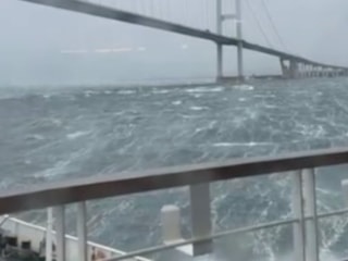 Yalova'da arabalı feribot deniz ortasında mahsur kaldı