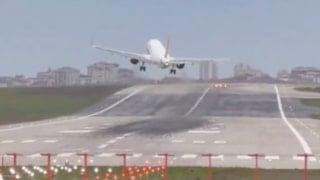 İstanbul'da uçak, şiddetli fırtına nedeniyle pisti pas geçti