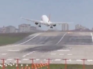 İstanbul'da uçak, şiddetli fırtına nedeniyle pisti pas geçti