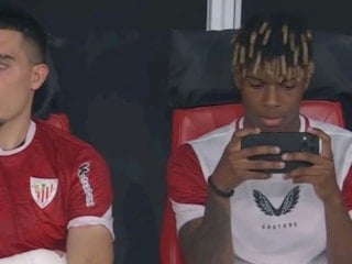 Nico Williams, takımı hezimeti yaşarken telefondan oyun oynadı