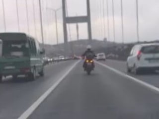 İstanbul'da fırtınada köprüyü geçmeye çalışan motosikletlilere diğer araçlar kalkan oldu