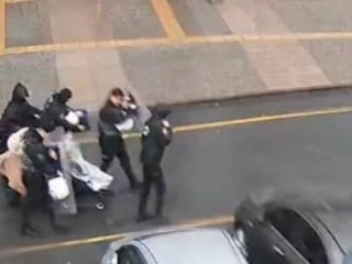 İstanbul'da fırtınaya takılan anne ve bebeğine polis siper oldu