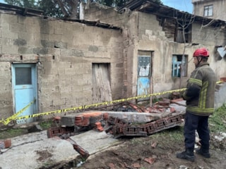 Bursa'da fırtına nedeniyle duvar çöktü: Altından kalan genç can verdi