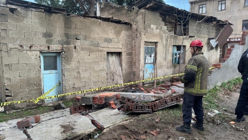 Bursa'da fırtına nedeniyle duvar çöktü: Altından kalan genç can verdi