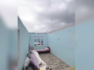 Kocaeli'de şiddetli rüzgarın bir evin çatısını tamamen yerinden söktü