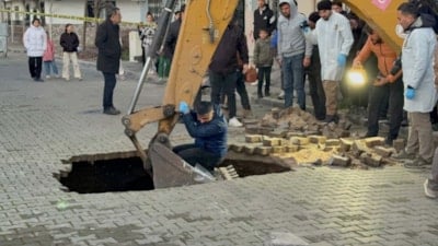 Manisa'da yağış sonrası çöken yoldan kafatası ve kemik çıktı