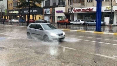 Isparta'da sağanak ve fırtına hayatı olumsuz etkiledi