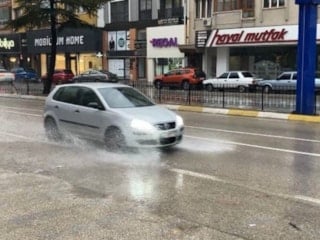 Isparta'da sağanak ve fırtına hayatı olumsuz etkiledi