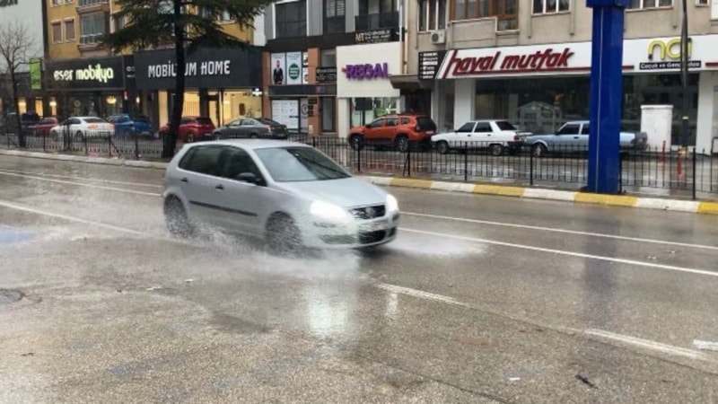 Isparta'da sağanak ve fırtına hayatı olumsuz etkiledi