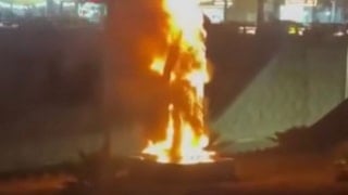 İran'da protestocular, Kasım Süleymani'nin heykelini yaktı