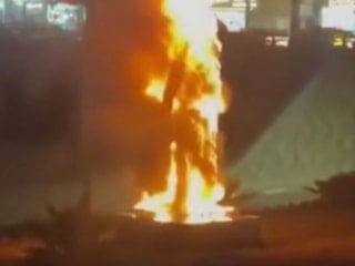 İran'da protestocular, Kasım Süleymani'nin heykelini yaktı