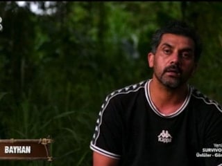 Şarkıcı Bayhan ailesinden bahsederken hüzünlendi