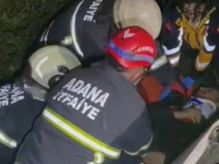 Adana'da şarampole yuvarlanan otomobildeki kişlere itfaiye yetişti