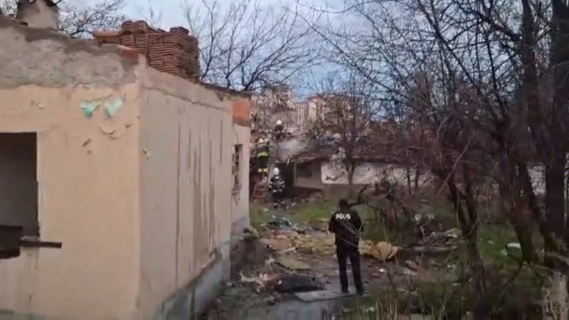 Eskişehir'de metruk ev yangını: Muhtar isyan etti