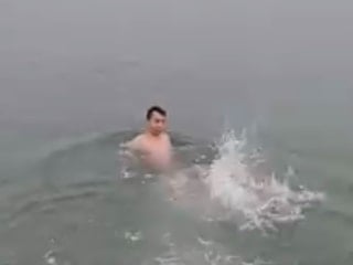 Bartın'da soğuk havada deniz keyfi