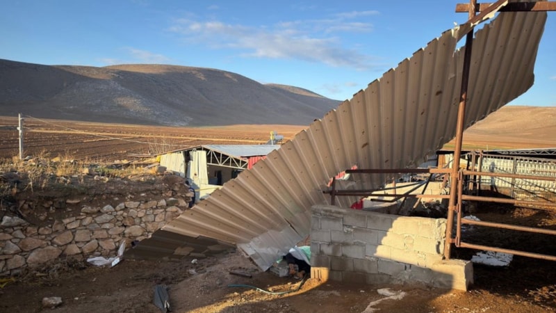 Karaman'da fırtınada uçan çatının altında kaldı