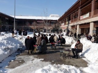 Van'da kar kütlelerinin arasında masa kurup, çay içtiler