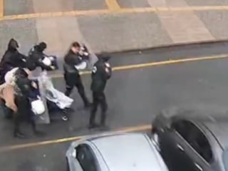 İstanbul'da bebekli annenin yardımına polis ekipleri yetişti: O anları anlattı