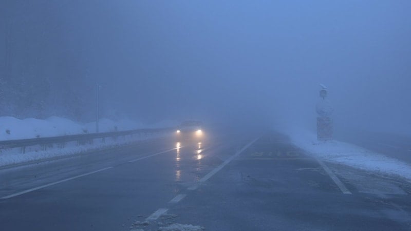Bolu Dağı'nda sis ve hafif kar yağışı