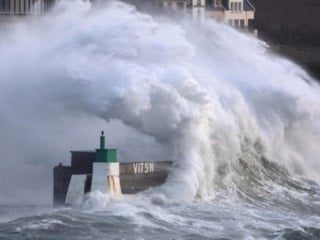 Goretti Fırtınası Fransa ve İngiltere'de hayatı felç etti