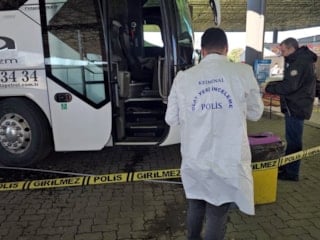 Hatay'da dikkatsizlik kaza getirdi: Yanlış vitese alınan otobüs, yedek şoför ile muavine çarptı