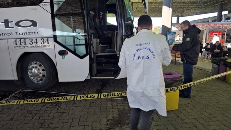 Hatay'da dikkatsizlik kaza getirdi: Yanlış vitese alınan otobüs, yedek şoför ile muavine çarptı