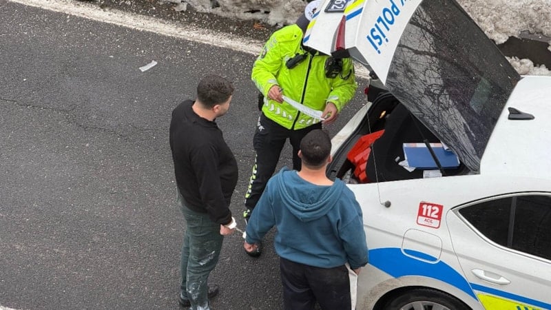 Diyarbakır'da yaşanan kazada kavgaya tutuşan sürücüler kelepçelenip karakola götürüldü